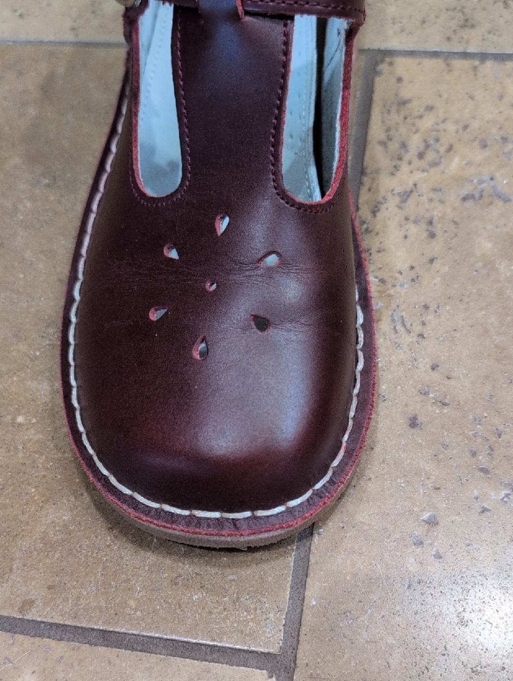 L'Amour girl shoes. Red. Size 4. - Picture 8 of 9